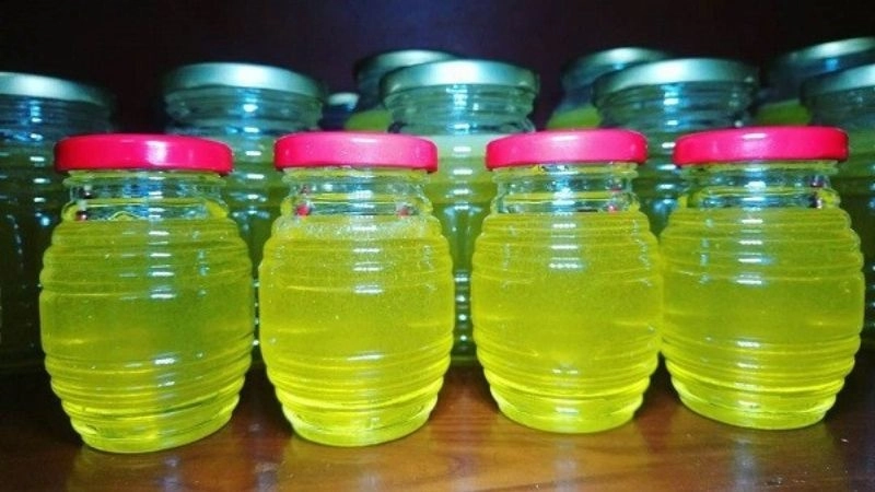 Mật ong bạc hà sẽ kết tinh như một loại mỡ nếu gặp thời tiết lạnh Mật ong bạc hà sẽ kết tinh như một loại mỡ nếu gặp thời tiết lạnh