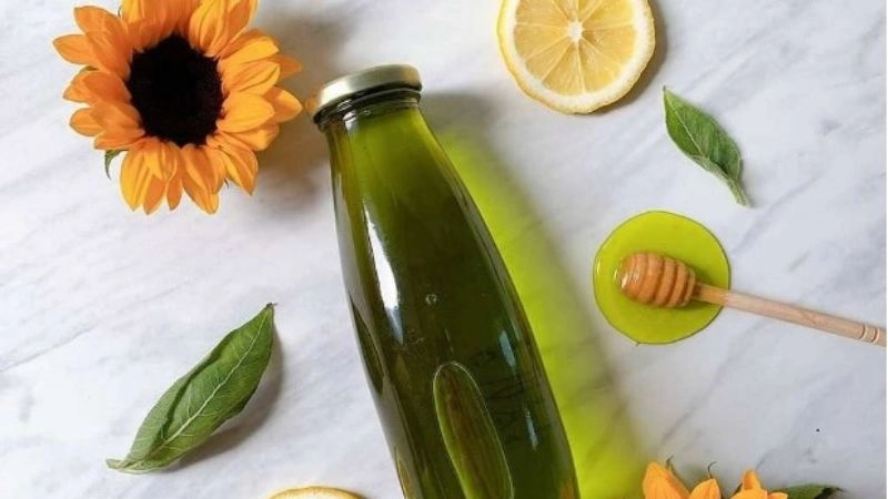 Mật ong bạc hà thường có thể có màu vàng chanh, xanh hoặc oliu Mật ong bạc hà thường có thể có màu vàng chanh, xanh hoặc oliu